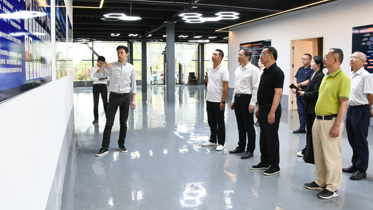 省政協(xié)副主席、省工商聯(lián)主席高峰調(diào)研聯(lián)誠科技集團